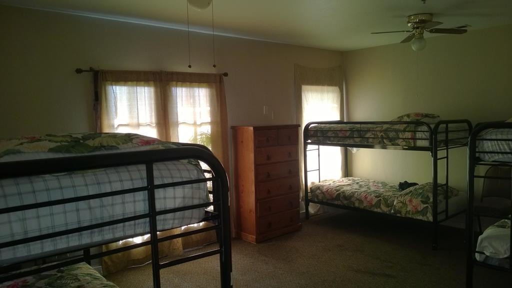 Cama en habitación femenina compartida de 4 camas